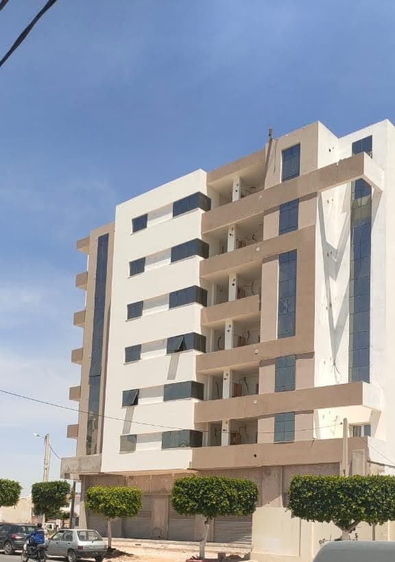 Immeuble résidentiel aux façades beiges et blanches