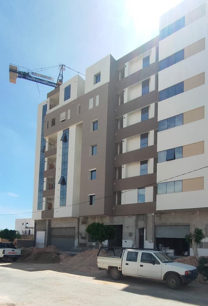 Façade d’immeuble en bandes taupe, blanches et beiges