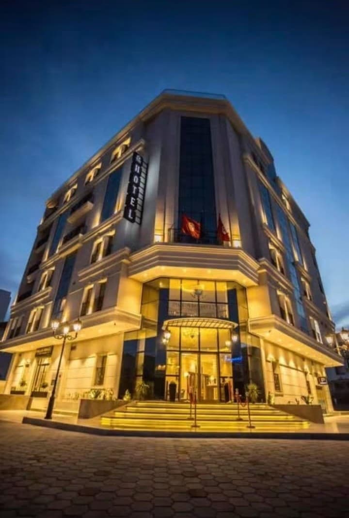 Hôtel Palais Royale de nuit, façade éclairée