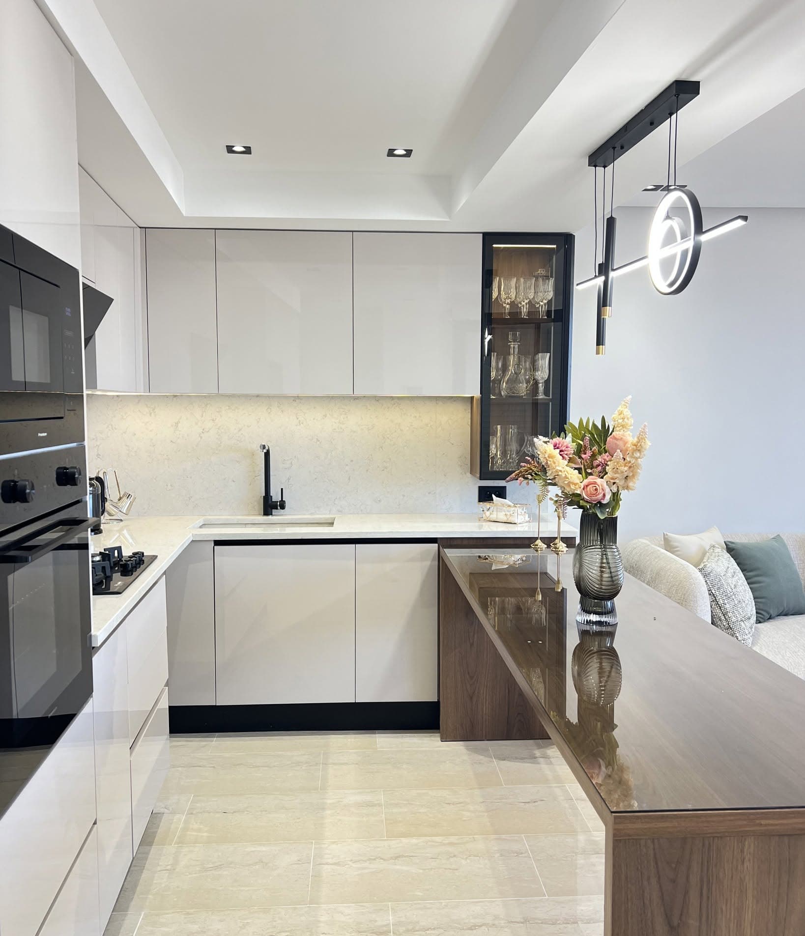 Cuisine sur mesure blanche et bois, avec retour en bois sombre