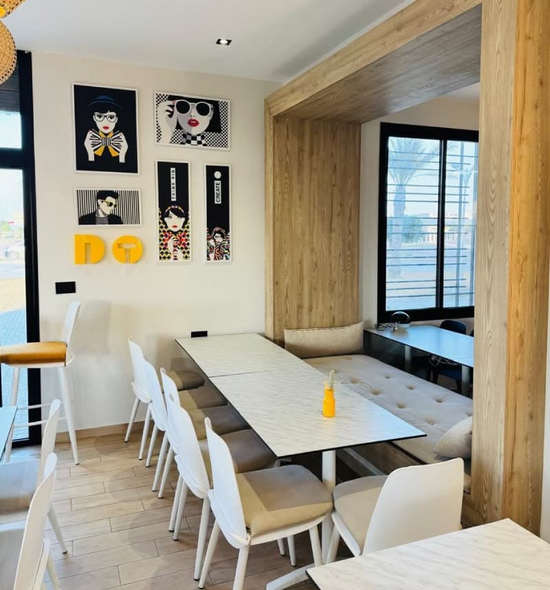Grande table commune et menuiserie du restaurant La Raclette