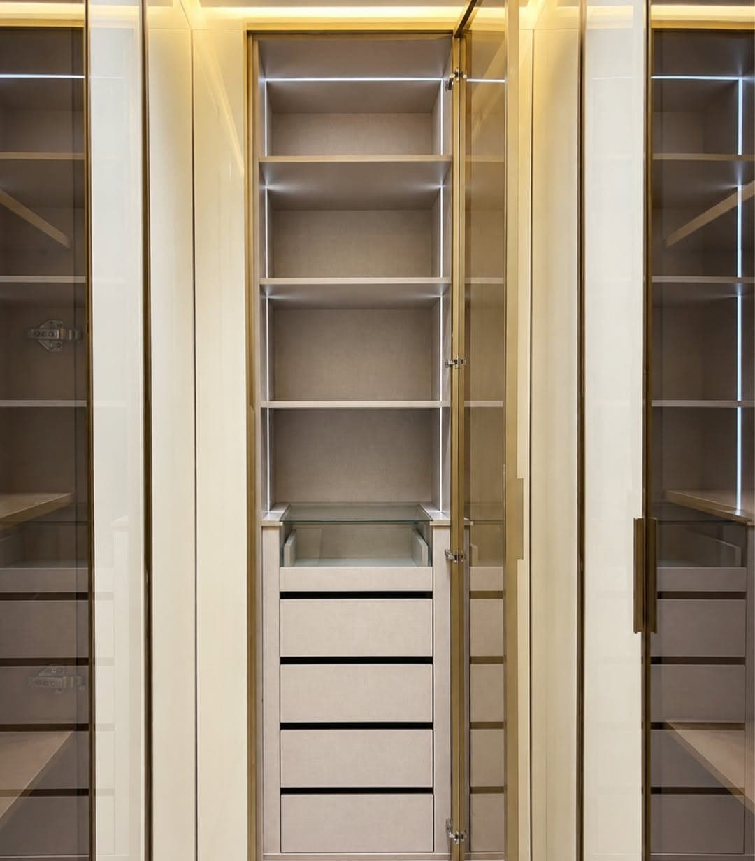 Dressing sur mesure aux rangements verticaux éclairés