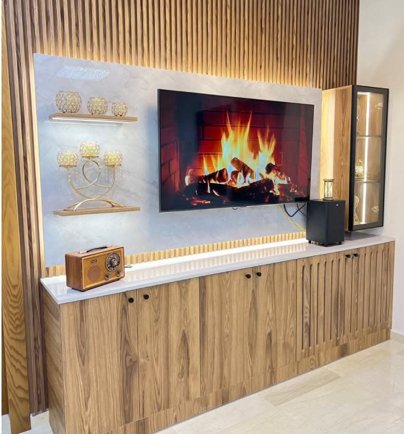 Meuble TV mural en tasseaux de bois avec éclairage intégré